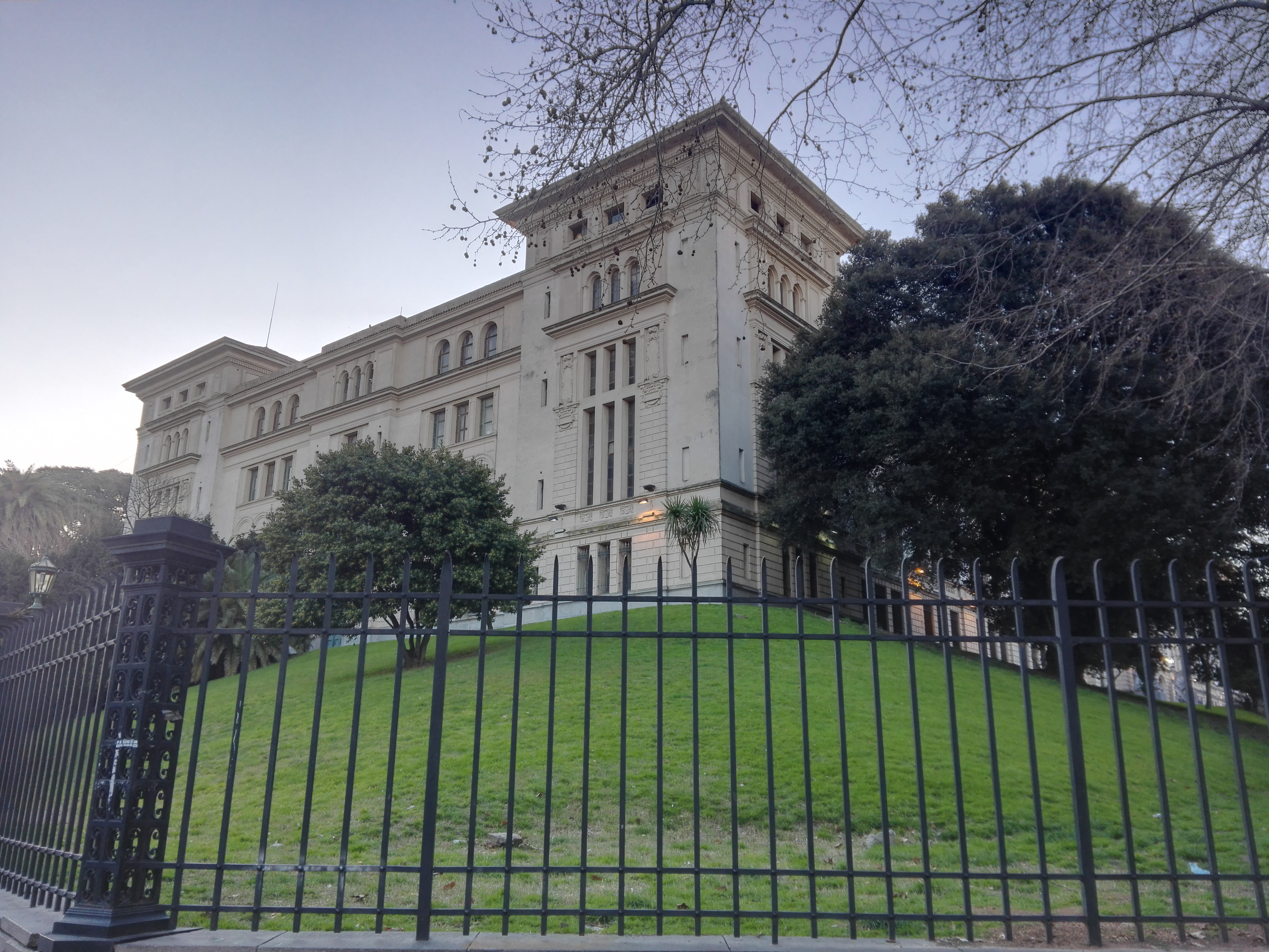 Instituto Félix Fernando Bernasconi, fachada monumental de escuela pública en Buenos Aires