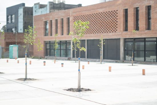 Casa de la Provincia de Ensenada, fachada y espacio público de acceso