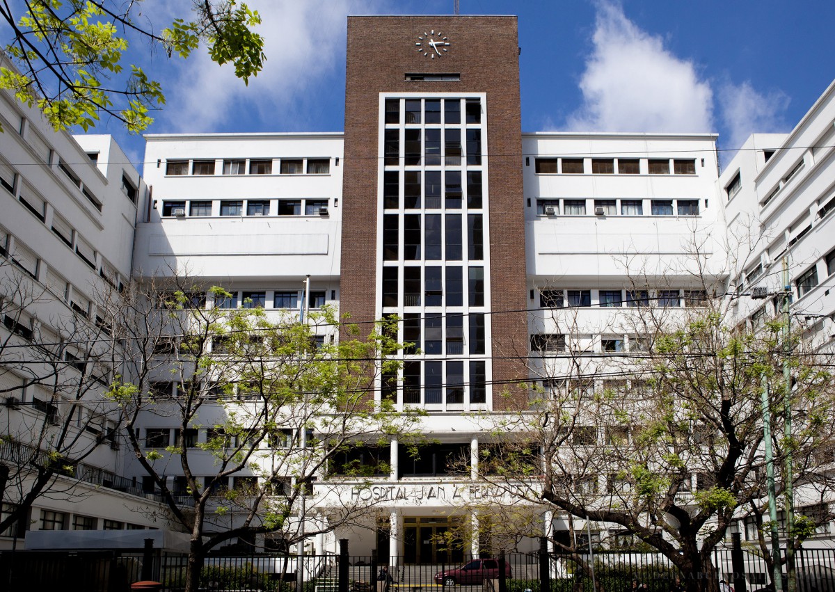 Frente principal del Hospital Fernández, arquitectura hospitalaria de alta complejidad